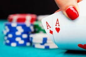 Pengguna dewasa membuka slot di ponsel